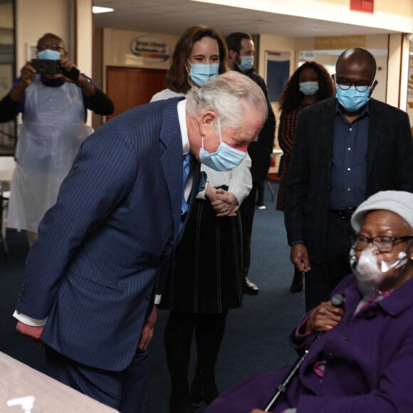 Le prince Charles, prince de Galles, visite un centre de vaccination contre le coronavirus (Covid-19) à Londres, le 9 mars 2021. 