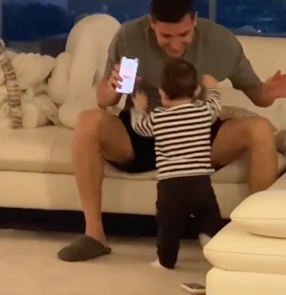 Florian Thauvin regarde son fils Alessio faire ses premiers pas. Story Instagram du lundi 8 mars 2021.