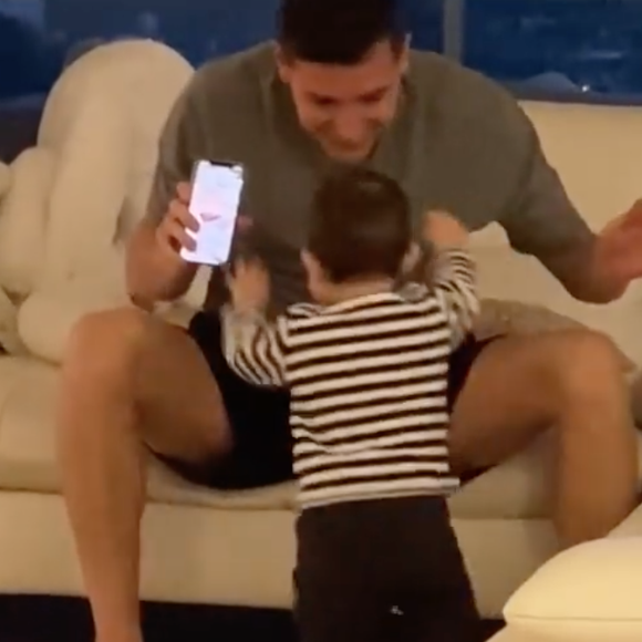 Florian Thauvin regarde son fils Alessio faire ses premiers pas. Story Instagram du lundi 8 mars 2021.