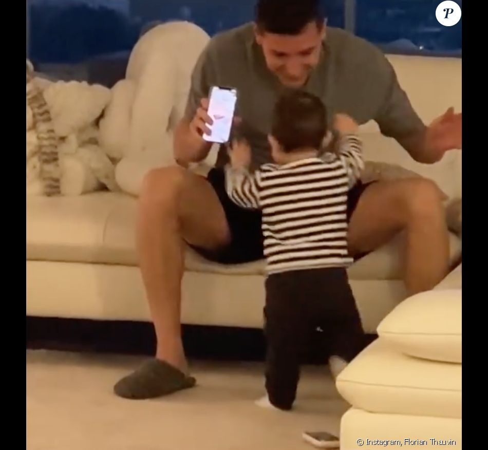 Florian Thauvin regarde son fils Alessio faire ses ...