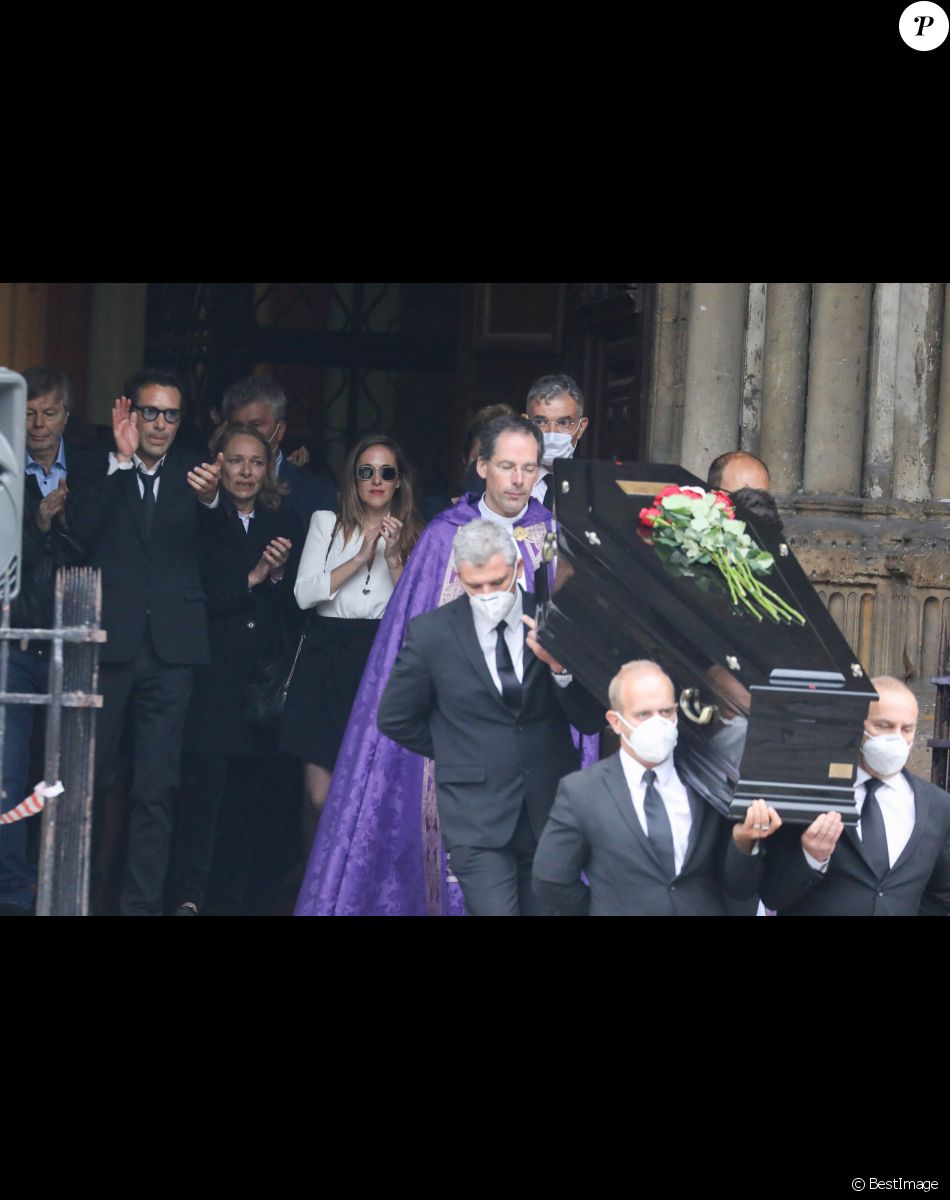 Nicolas Bedos, Victoria Bedos - Hommage à Guy Bedos en l'église de Saint-Germain-des-Prés à Paris le 4 juin 2020.