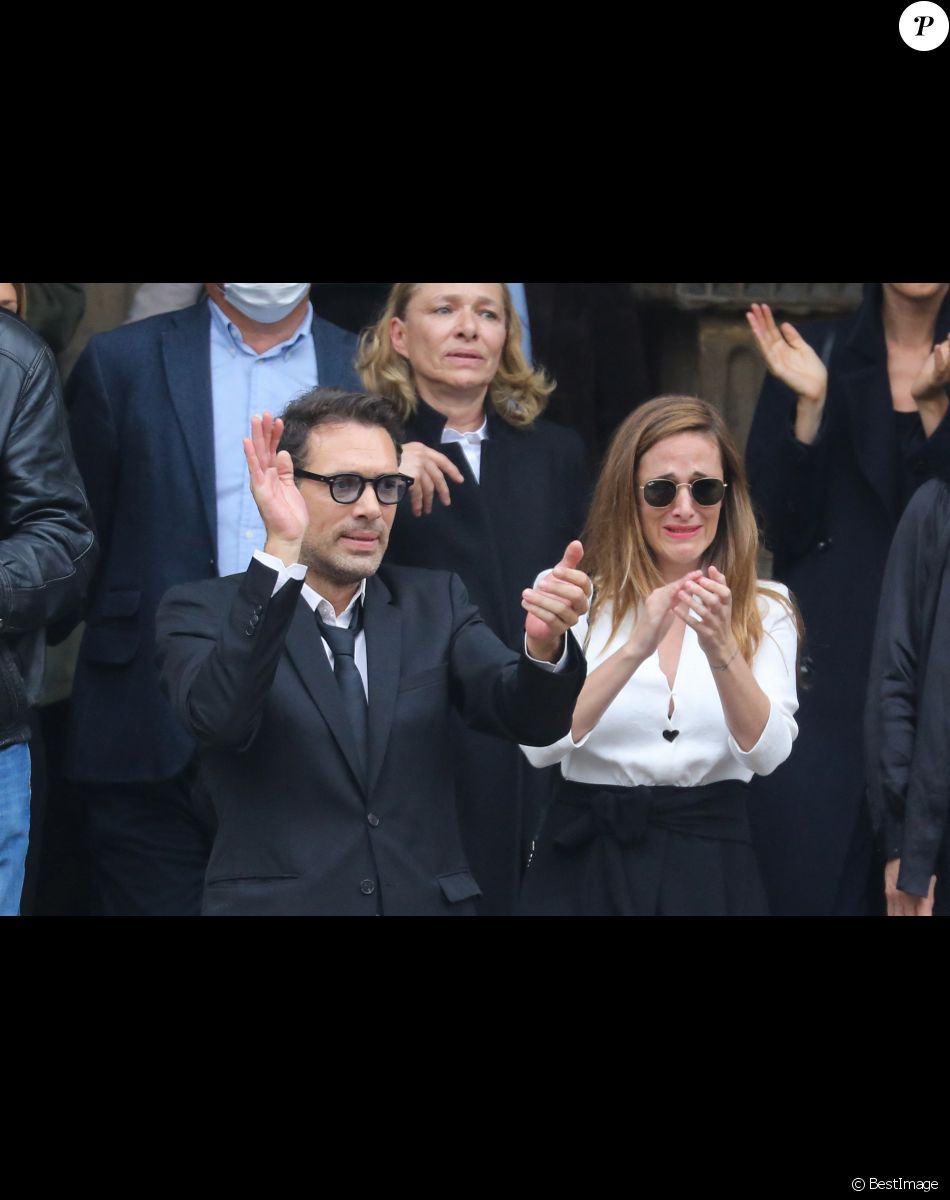 Nicolas Bedos, Victoria Bedos - Hommage à Guy Bedos en l'église de Saint-Germain-des-Prés à Paris le 4 juin 2020.