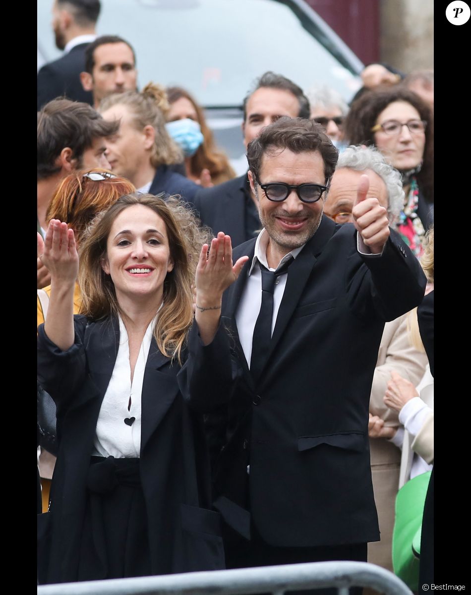 Nicolas Bedos, Victoria Bedos - Hommage à Guy Bedos en l'église de Saint-Germain-des-Prés à Paris le 4 juin 2020.