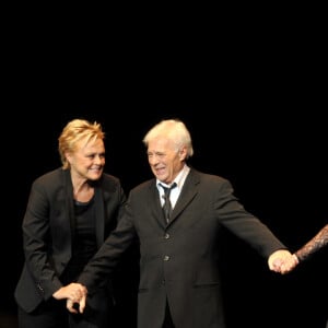 Muriel Robin, Guy Bedos, sa fille Victoria et son fils Nicolas - Guy Bedos sur la scène de l'Olympia pour son dernier spectacle "La der des der" à Paris. Le 23 décembre 2013