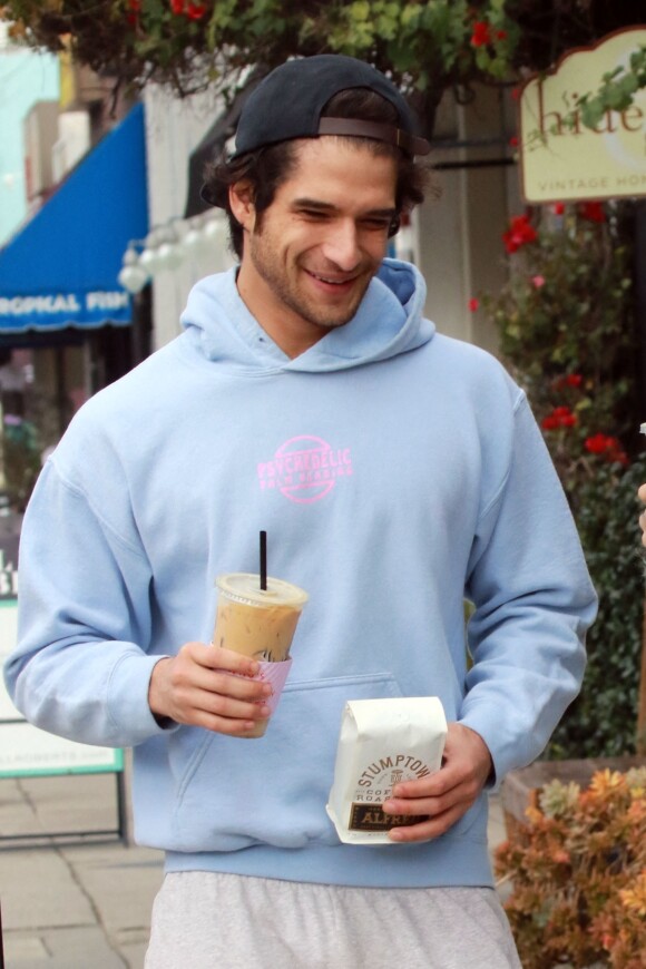 L'acteur de la série Teen Wolf, Tyler Posey à la sortie d'un café avec une amie à Los Angeles le 1er Mars 2019.