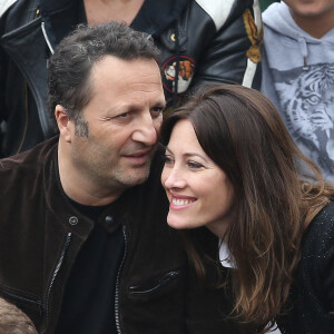 Arthur et sa compagne Mareva Galanter dans les tribunes de la finale homme des internationaux de France de Roland Garros à Paris. © Moreau-Jacovides / Bestimage