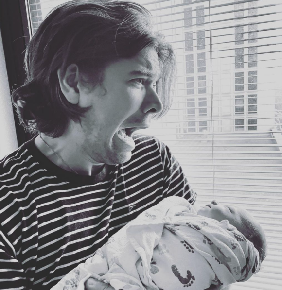 Zac Hanson est papa pour la 5e fois ! Le chanteur présente son nouveau né sur Instagram.
