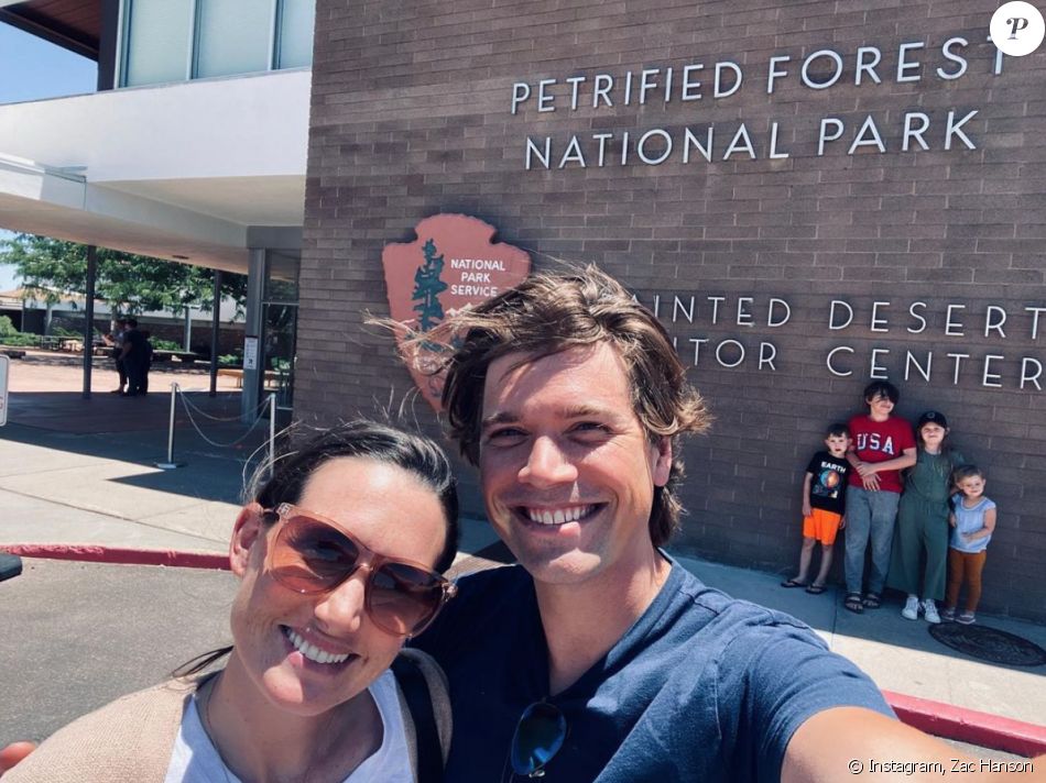 Zac Hanson, son épouse Kathryn Hanson et leurs quatre enfants. Juin