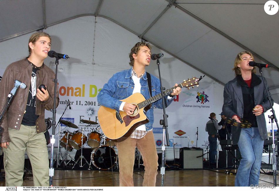 "ZAC ISAAC ET "TAYLOR HANSON" "WORLD CHILDREN DAY" SANTA MONICA PIER CALIFORNIE SERRE"12/11/2001 -