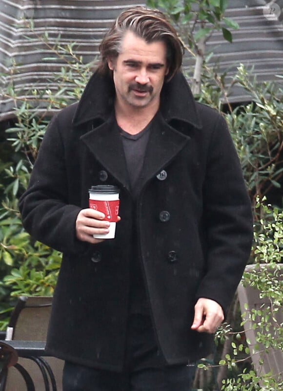 Exclusif - Colin Farrell boit un café avec un ami dans les rues de Los Angeles, le 30 décembre 2014. 