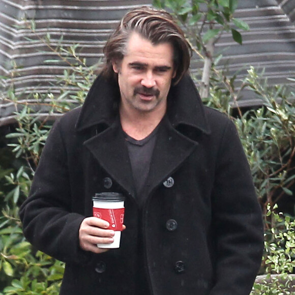 Exclusif - Colin Farrell boit un café avec un ami dans les rues de Los Angeles, le 30 décembre 2014. 