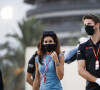 Romain Grosjean, blessé aux mains, et sa femme Marion Jollès arrivent au Grand Prix de Sakhir le 6 décembre 2020. © Dppi / Panoramic / Bestimage