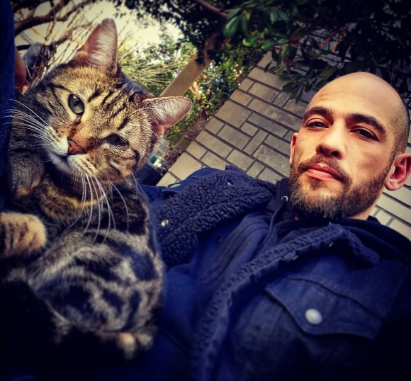 Moise Santamaria pose avec un chat, sur Instagram, février 2021