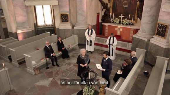 Le roi Charles XVI Gustave et de la reine Silvia (à droite), leur fils le prince Carl Philip (debout) et son épouse la princesse Sofia de Suède (enceinte) lors de la cérémonie hommage aux victimes de la Covid-19, le 11 mars 2021 au château Drottningholms, diffusée sur la chaîne SVT. 
