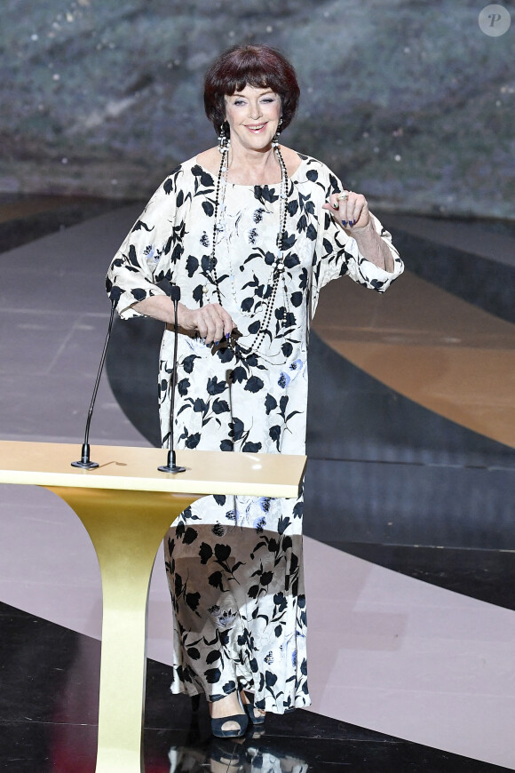 Anny Duperey sur scène lors de la 46ème cérémonie des César à l'Olympia à Paris le 12 mars 202. © Pierre Villard/ Pool / Bestimage