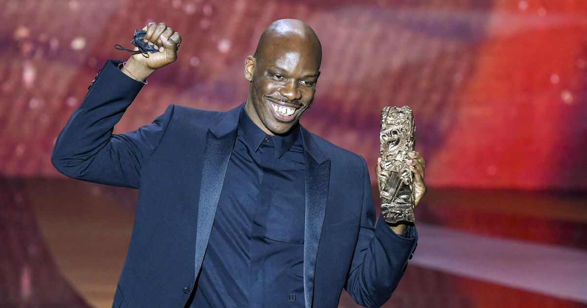 César du meilleur espoir masculin pour JeanPascal Zadi Dans Tout Simplement Noir sur scène lors César du meilleur espoir masculin pour JeanPascal Zadi Dans Tout Simplement Noir sur scène lors