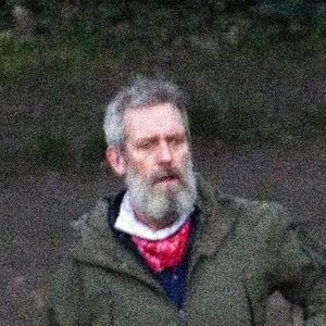 Exclusif - Hugh Laurie promène son chien à Londres le 13 mars 2021. 