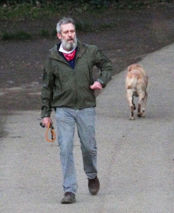 Exclusif - Hugh Laurie promène son chien à Londres le 13 mars 2021. 