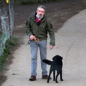 Exclusif - Hugh Laurie promène son chien à Londres le 13 mars 2021. 