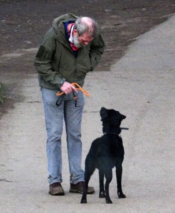 Exclusif - Hugh Laurie promène son chien à Londres le 13 mars 2021. 