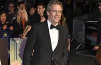 Hugh Laurie méconnaissable : barbe XL et crinière folle, son look surprend !