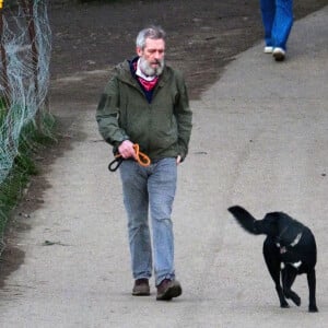 Exclusif - Hugh Laurie promène son chien à Londres le 13 mars 2021.