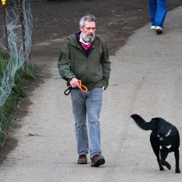 Exclusif - Hugh Laurie promène son chien à Londres le 13 mars 2021.