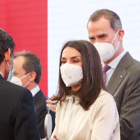 Le roi Felipe VI et la reine Letizia d'Espagne assistent à la 9e édition des "Honorary Ambassadors of the Brand Spain" au palais royal à Madrid, Espagne, le 15 mars 2021.