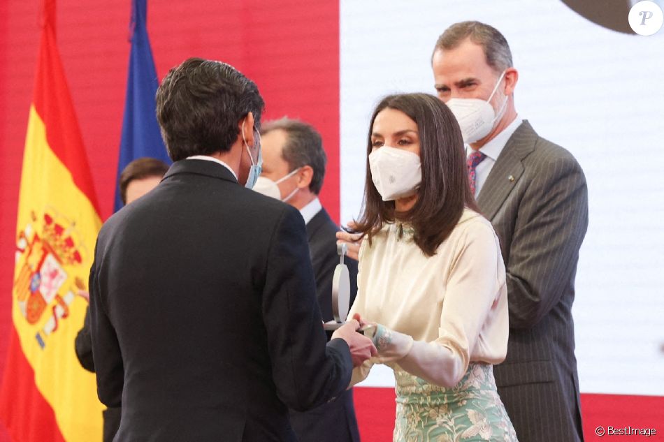 Le roi Felipe VI et la reine Letizia d'Espagne assistent à la 9e édition des "Honorary Ambassadors of the Brand Spain" au palais royal à Madrid, Espagne, le 15 mars 2021.