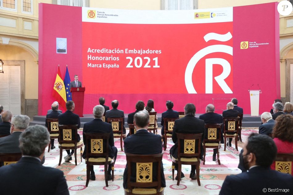Le roi Felipe VI et la reine Letizia d'Espagne assistent à la 9e édition des "Honorary Ambassadors of the Brand Spain" au palais royal à Madrid, Espagne, le 15 mars 2021.