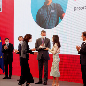 Le roi Felipe VI et la reine Letizia d'Espagne assistent à la 9e édition des "Honorary Ambassadors of the Brand Spain" au palais royal à Madrid, le 15 mars 2021.