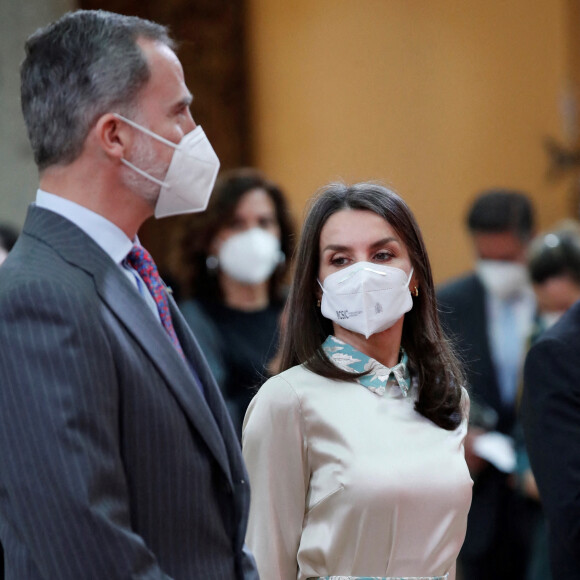 Le roi Felipe VI et la reine Letizia d'Espagne assistent à la 9e édition des "Honorary Ambassadors of the Brand Spain" au palais royal à Madrid, le 15 mars 2021.