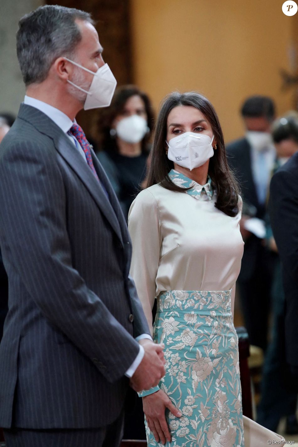 Le roi Felipe VI et la reine Letizia d'Espagne assistent à la 9e édition des "Honorary Ambassadors of the Brand Spain" au palais royal à Madrid, le 15 mars 2021.