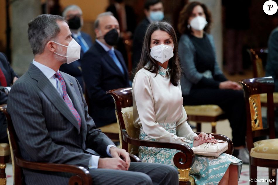 Le roi Felipe VI et la reine Letizia d'Espagne assistent à la 9e édition des "Honorary Ambassadors of the Brand Spain" au palais royal à Madrid, le 15 mars 2021.