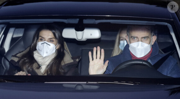 Le roi Felipe VI et la reine Letizia d'Espagne en famille à leur arrivée chez Jesus Ortiz, père de la reine, à Madrid. Le 6 janvier 2021