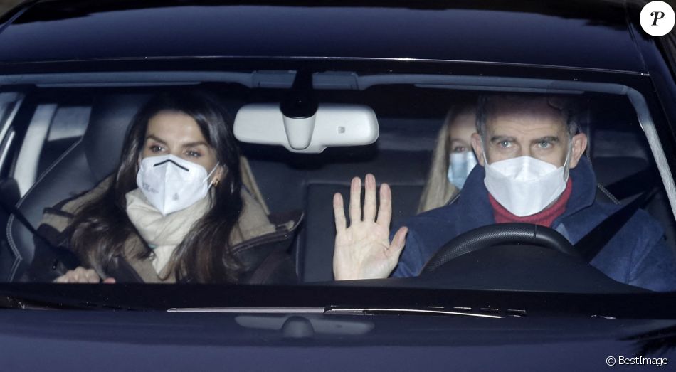Le roi Felipe VI et la reine Letizia d'Espagne en famille à leur arrivée chez Jesus Ortiz, père de la reine, à Madrid. Le 6 janvier 2021