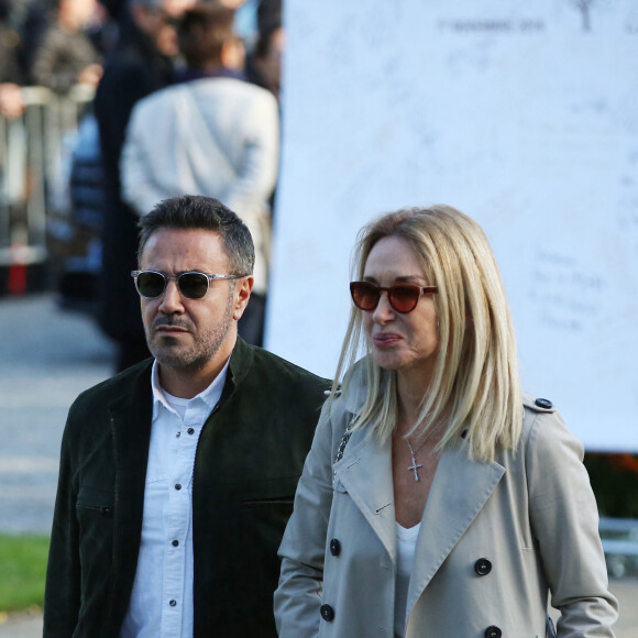 José Garcia et sa femme Isabelle Doval aux obsèques du journaliste, animateur de télévision et animateur de radio français Philippe Gildas en la salle de la Coupole au crématorium du cimetière du Père-Lachaise à Paris, France, le 5 novembre 2018.