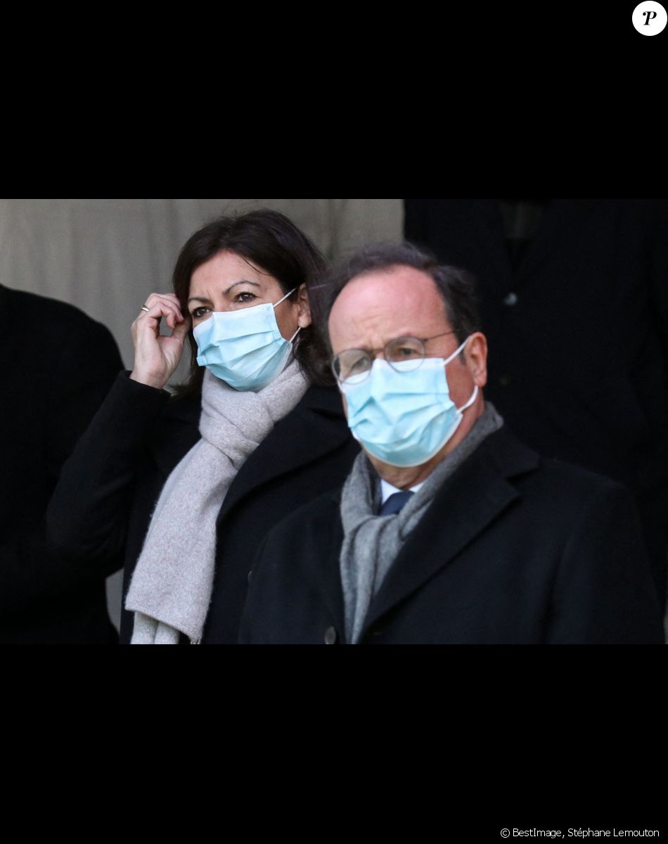 L'ancien président Francois Hollande et Anne Hidalgo, maire de Paris durant la cérémonie d'hommage aux victimes du terrorisme, devant la statue La Parole portée aux Invalides, Paris, France, le 11 mars 2021. © Stéphane Lemouton / Bestimage