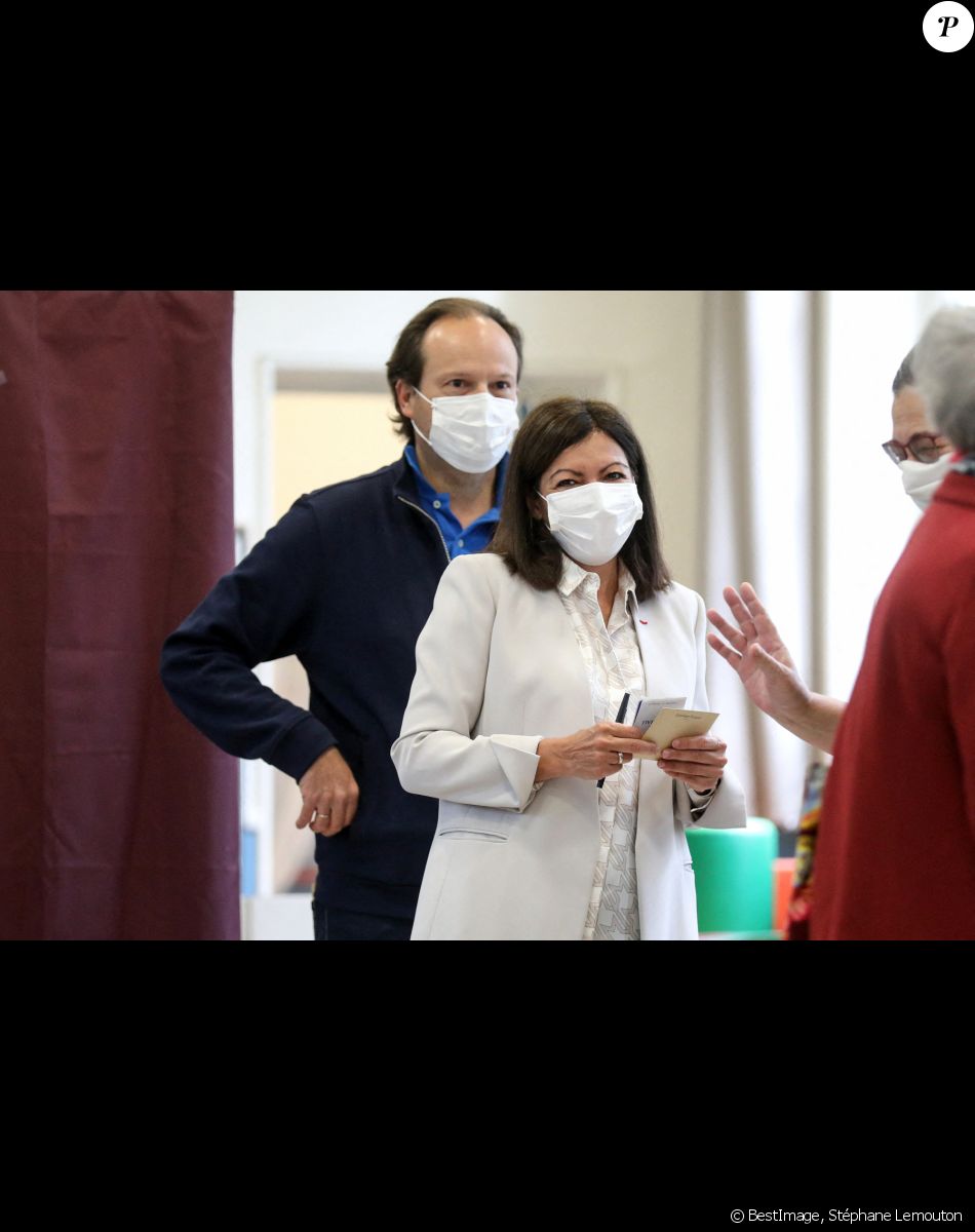 Anne Hidalgo (Maire de Paris), candidate du parti socialiste, à sa réélection est allée voter dans le 15ème arrondissement de Paris avec son mari Jean-Marc Germain pour le second tour de la campagne des élections municipales à Paris, le 28 juin 2020. Stéphane Lemouton / Bestimage