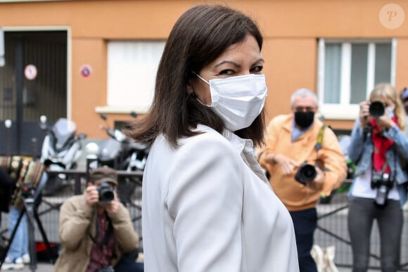 Anne Hidalgo (Maire de Paris), candidate du parti socialiste, à sa réélection est allée voter dans le 15ème arrondissement de Paris avec son mari Jean-Marc Germain pour le second tour de la campagne des élections municipales à Paris, le 28 juin 2020. Stéphane Lemouton / Bestimage 