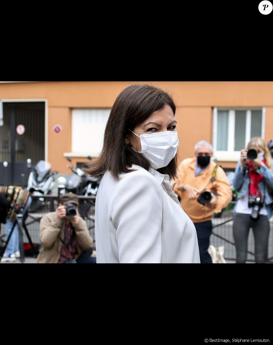 Anne Hidalgo (Maire de Paris), candidate du parti socialiste, à sa réélection est allée voter dans le 15ème arrondissement de Paris avec son mari Jean-Marc Germain pour le second tour de la campagne des élections municipales à Paris, le 28 juin 2020. Stéphane Lemouton / Bestimage
