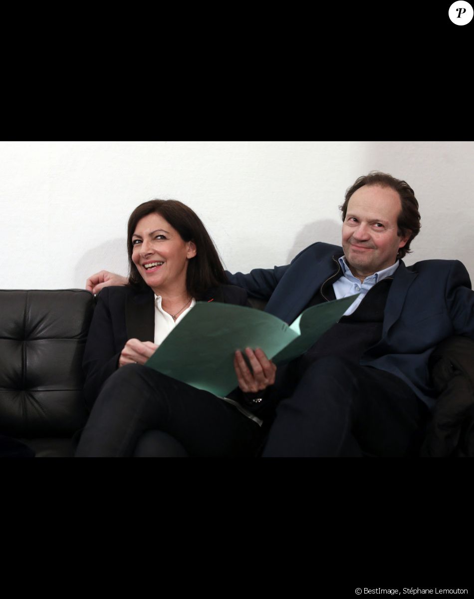 La maire de Paris et candidate à sa réélection Anne Hidalgo auprès de son mari, Jean-Marc Germain, ancien député PS, dans les coulisses d'un meeting de campagne au Théâtre du Gymnase, à l'approche des élections municipales de mars 2020 en France, à Paris, le 2 mars 2020. Stéphane Lemouton / Bestimage