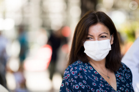 Anne Hidalgo (maire de Paris), masquée en raison de l'épidémie de coronavirus (Covid-19), visite les installations de "Paris Plage" autour du bassin de la Villette à Paris, le 18 juillet 2020. 