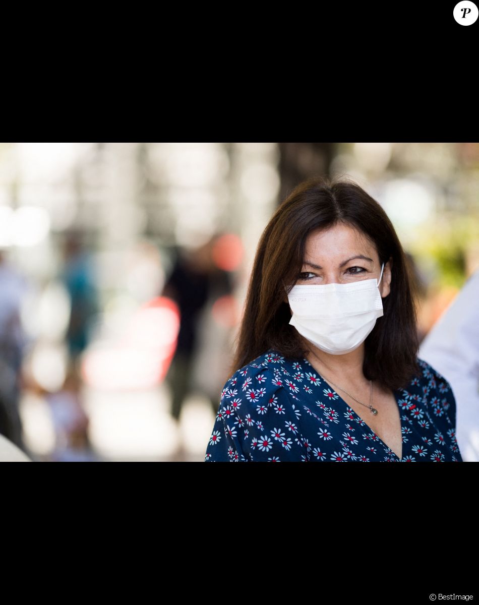 Anne Hidalgo (maire de Paris), masquée en raison de l'épidémie de coronavirus (Covid-19), visite les installations de "Paris Plage" autour du bassin de la Villette à Paris, le 18 juillet 2020.