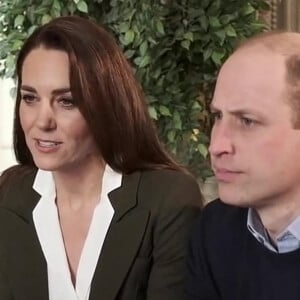 Le prince William, duc de Cambridge, et Catherine Kate Middleton, duchesse de Cambridge, s'adressent à des malades qui vont recevoir le vaccin contre le coronavirus (COVID-19), février 2021.