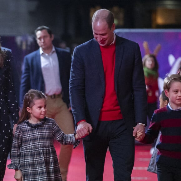 Le prince William, duc de Cambridge, et Catherine (Kate) Middleton, duchesse de Cambridge, avec leurs enfants le prince George, la princesse Charlotte et le prince Louis ont assisté à un spectacle donné en l'honneur des personnes qui ont été mobilisées pendant la pandémie au Palladium à Londres, Royaume Uni, le 11 décembre 2020.