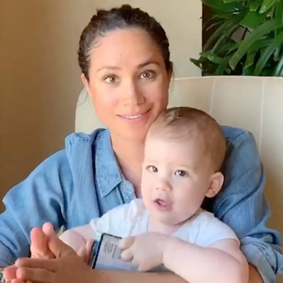 Meghan Markle, duchesse de Sussex, lit l'histoire "Duck ! Rabbit ! " à son fils Archie à l'occasion de son 1er anniversaire pour le compte Instagram de l'ONG "Save The Children". A la fin de la séquence, l'association fait un appel aux dons pour aider les familles les plus démunies face à la pandémie du coronavirus (Covid-19). Los Angeles. Le 6 mai 2020.