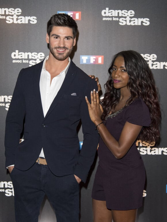 Hapsatou Sy et son danseur Jordan Mouillerac lors du photocall de présentation du jury et des nouveaux couples de "Danse avec les Stars" au siège de TF1 à Boulogne-Billancourt, le 28 septembre 2017. © Pierre Pérusseau/Bestimage