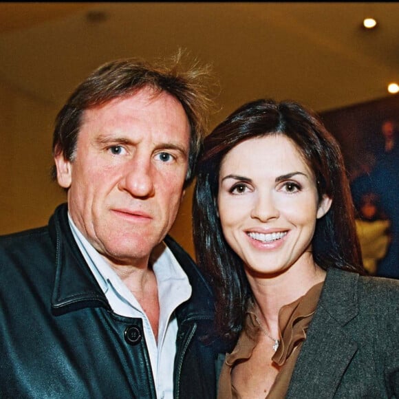 Gérard Depardieu et Caroline Barclay à un vernissage à Paris