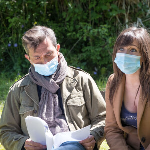 Exclusif - Elsa Esnoult et Sébastien Roch - Reprise du tournage de la série "Les Mystères de l'amour" à Cergy-Pontoise. Le 14 mai 2020.